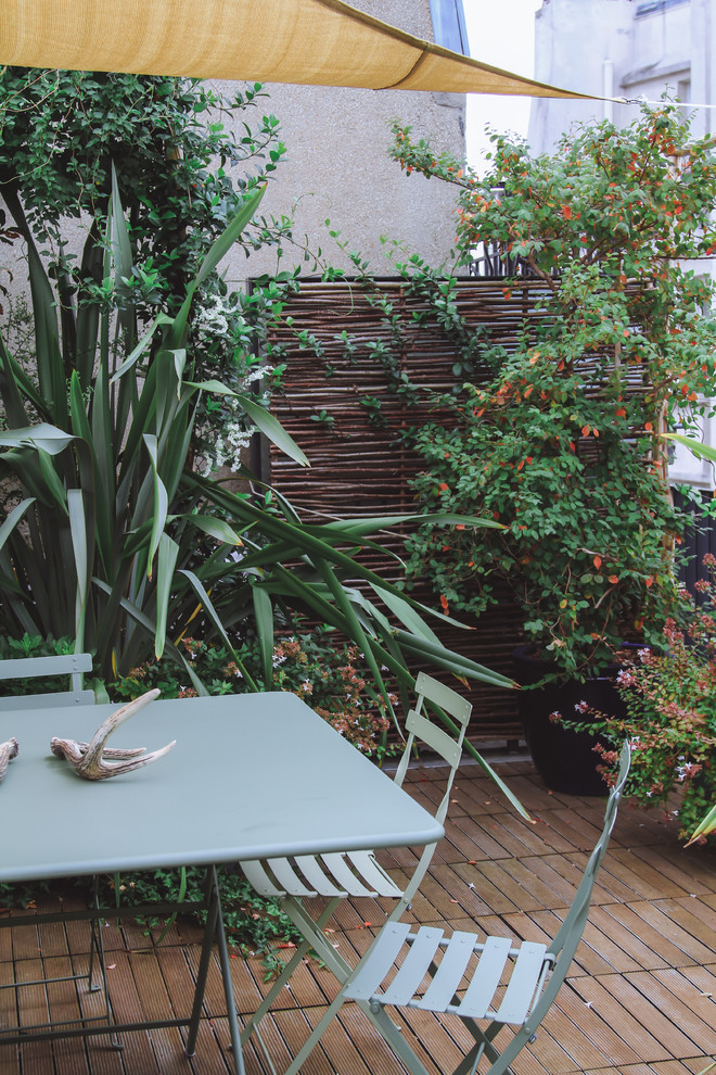 Große Landhausstil Terrasse mit Kübelpflanzen in Paris