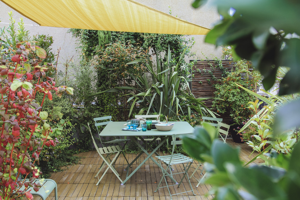 This is an example of a large country roof terrace in Paris with a potted garden and a pergola.