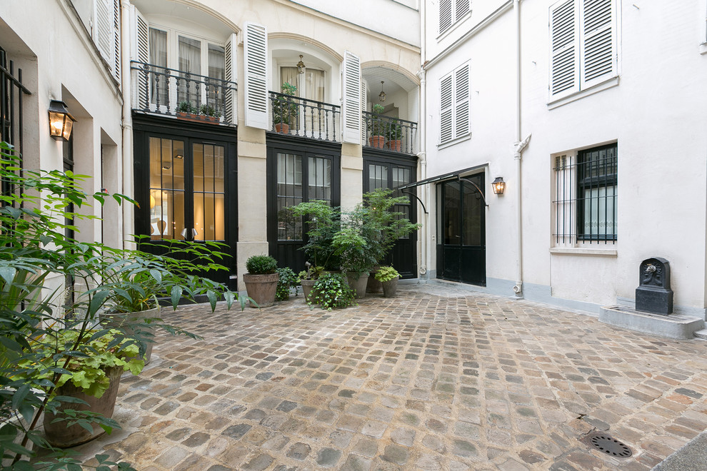 Inspiration for a classic patio in Paris with a potted garden.