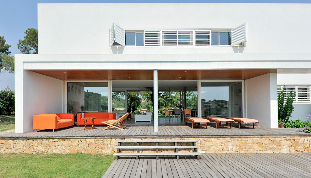 Источник вдохновения для домашнего уюта: большая терраса на заднем дворе в средиземноморском стиле с навесом