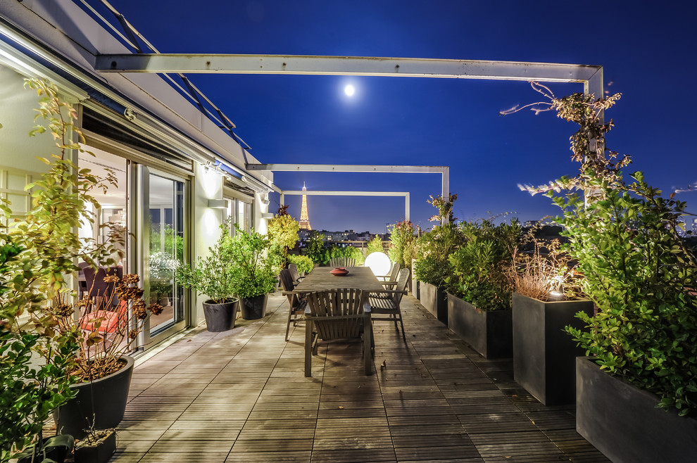 Ejemplo de terraza tradicional renovada de tamaño medio sin cubierta en patio lateral con jardín de macetas