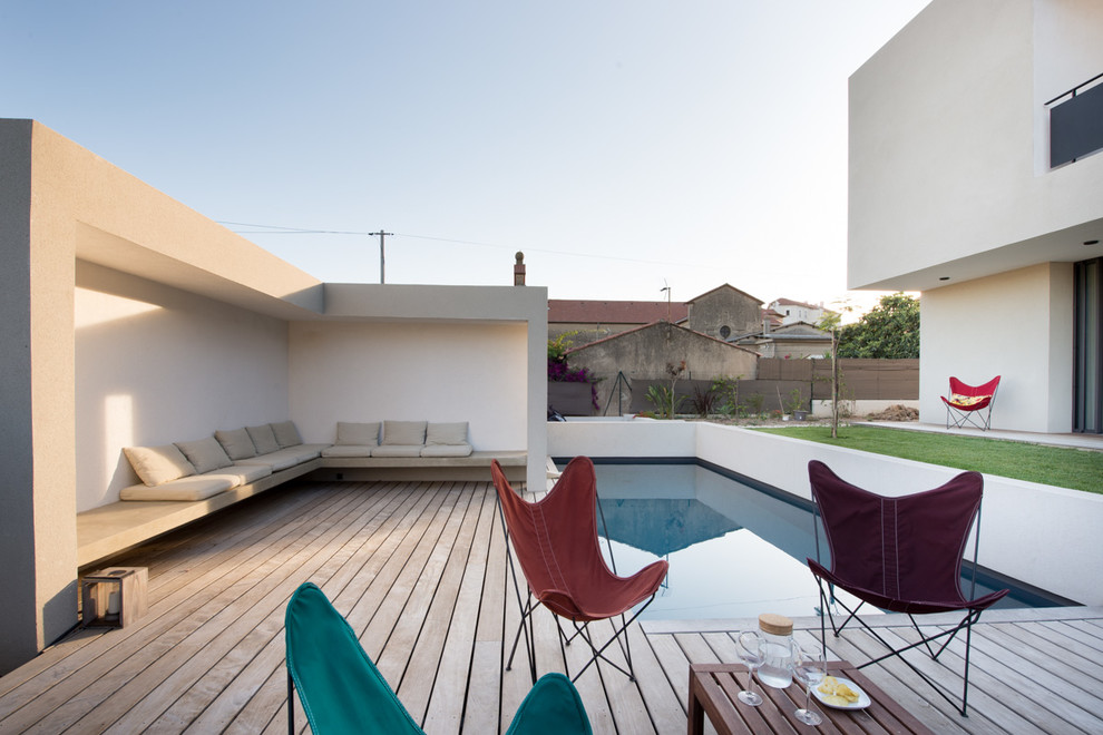 Unbedeckter Moderner Patio hinter dem Haus mit Dielen und Wasserspiel in Montpellier