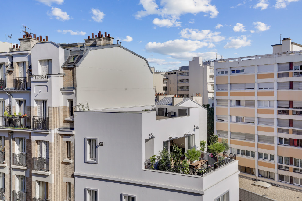 Große, Überdachte Moderne Dachterrasse mit Kübelpflanzen in Paris