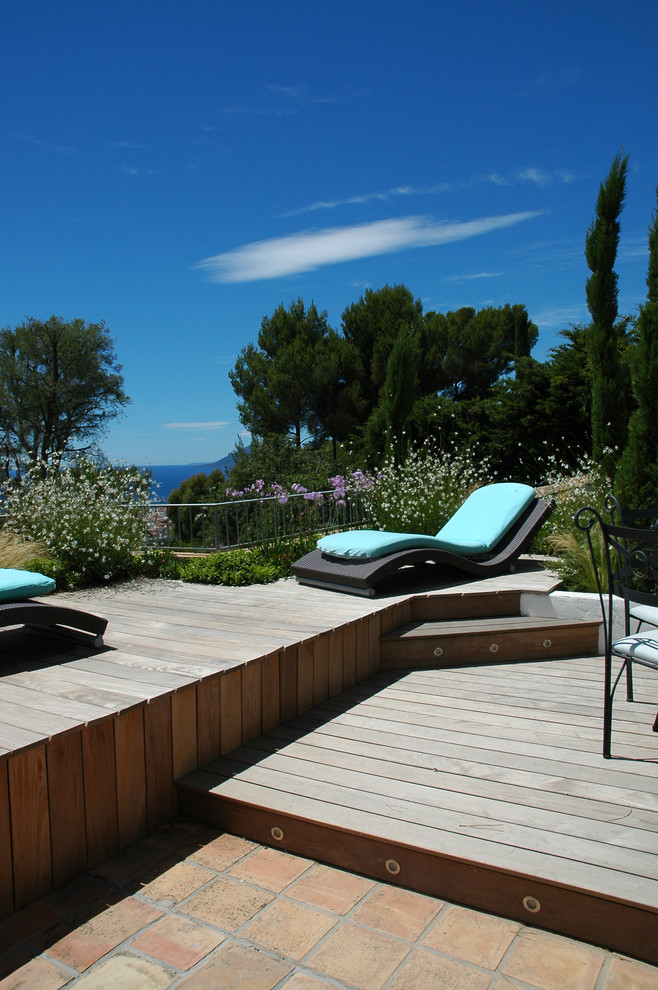 ニースにある高級な中くらいな地中海スタイルのおしゃれな裏庭のデッキ (日よけなし) の写真