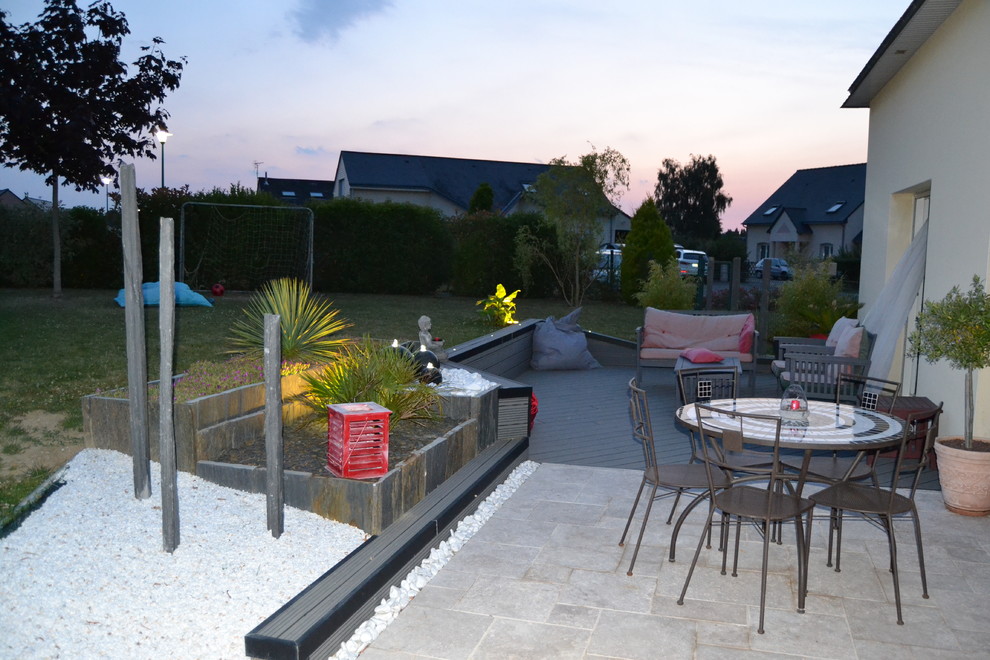 Terrasse bois composite et travertin de marbre blanc Contemporain — free download