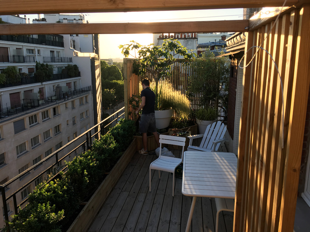 Свежая идея для дизайна: пергола на террасе среднего размера на крыше в стиле шебби-шик с растениями в контейнерах - отличное фото интерьера