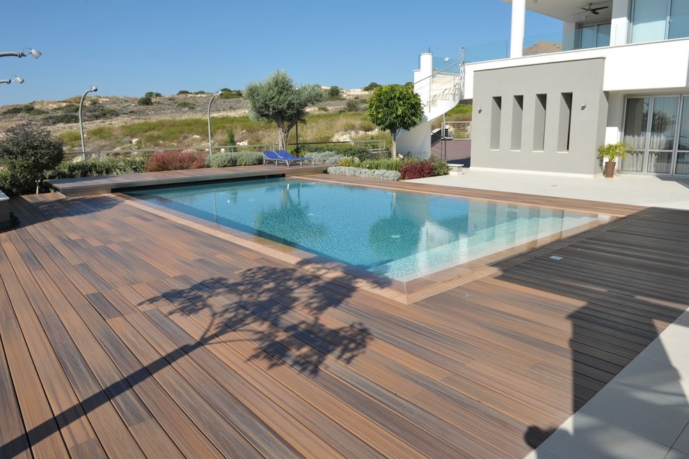 Diseño de piscina contemporánea grande en patio lateral