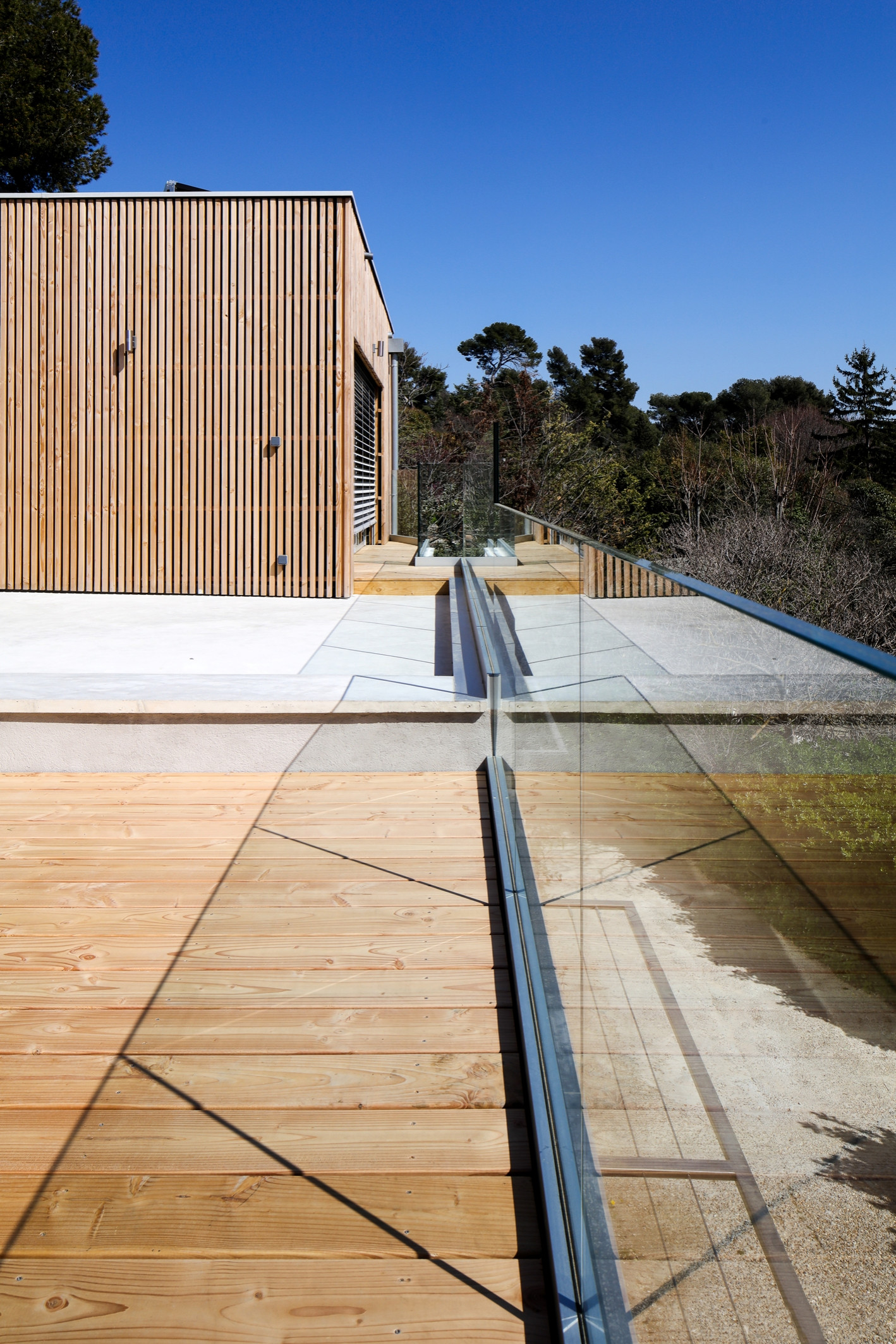 terrasse en bois, bardage bois et garde-corps en verre - Contemporary -  Deck - Marseille - by T3 Architecture | Houzz