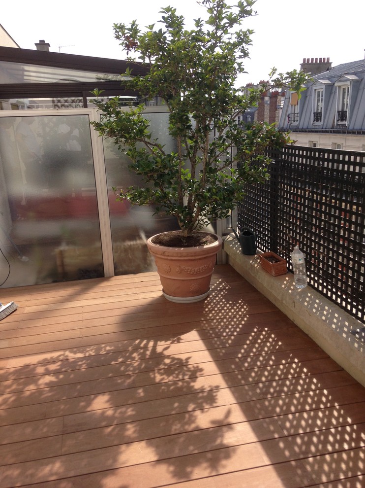 Medium sized contemporary terrace in Paris with a potted garden and no cover.