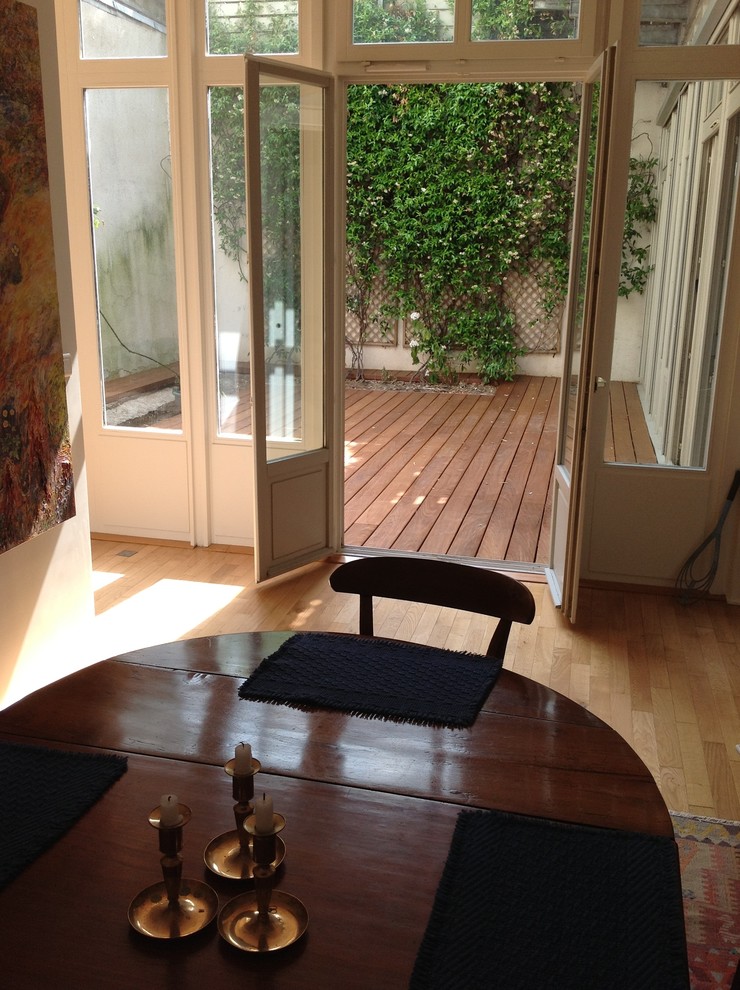 Medium sized classic back terrace in Paris with no cover.