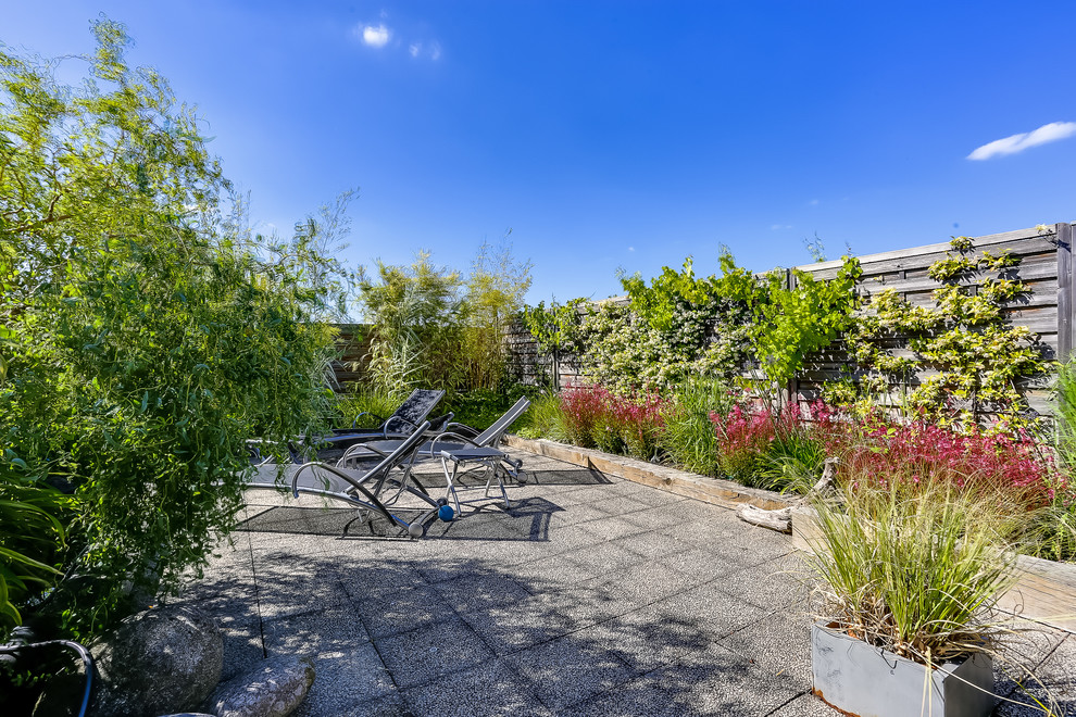 Foto de patio de estilo de casa de campo grande en patio delantero con jardín de macetas