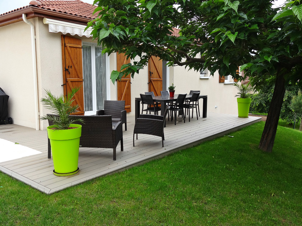 Design ideas for a medium sized contemporary back terrace in Clermont-Ferrand with a potted garden and an awning.