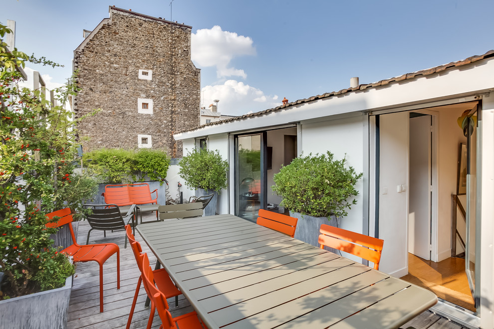 This is an example of a medium sized contemporary roof terrace in Paris with a potted garden.