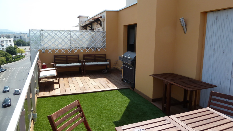 This is an example of a medium sized modern roof terrace in Marseille with no cover.