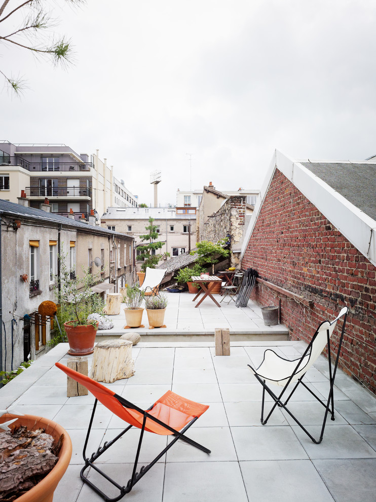 Cette image montre une terrasse avec des plantes en pots urbaine.