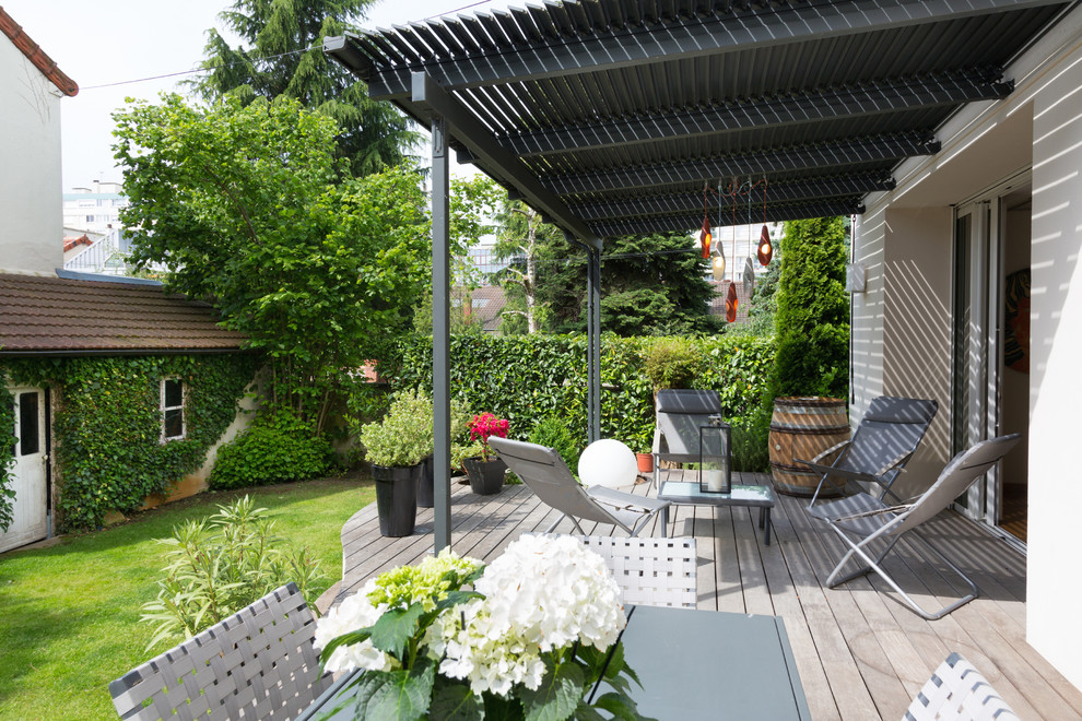 Design ideas for a medium sized contemporary terrace in Dijon.
