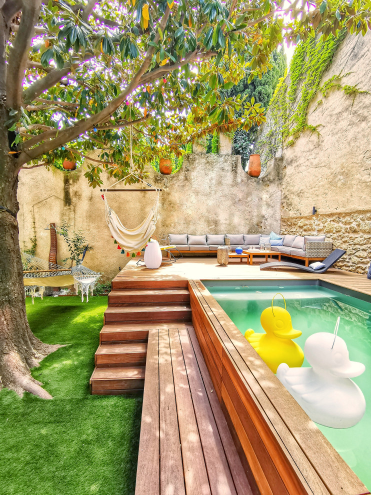 マルセイユにある高級なコンテンポラリースタイルのおしゃれな裏庭のデッキ (日よけなし) の写真