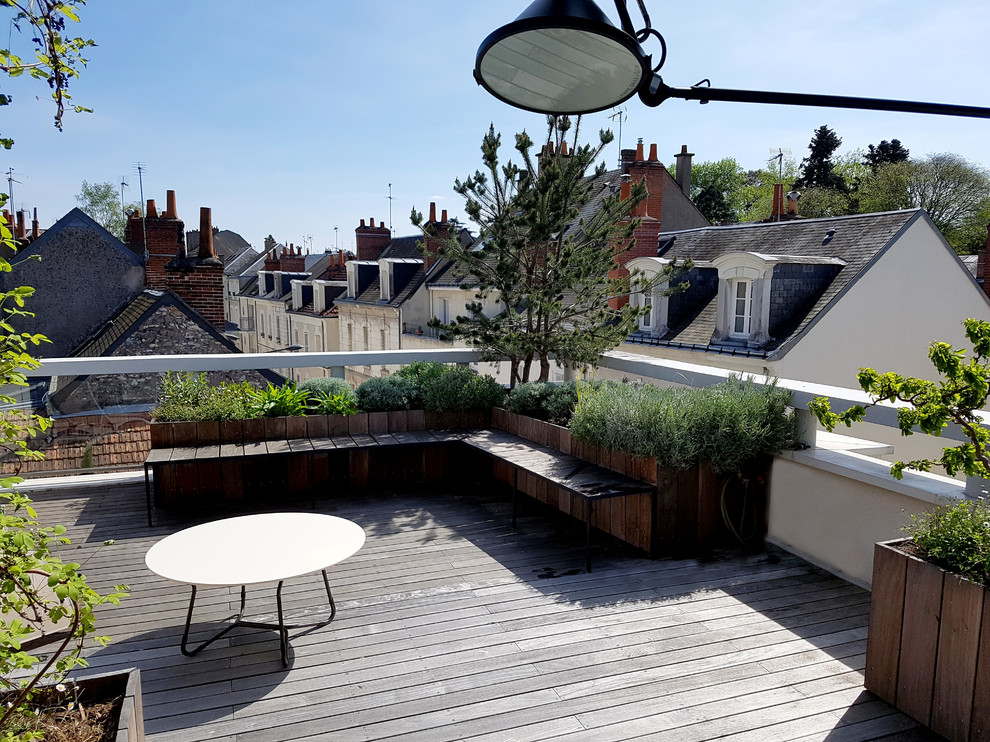 Esempio di una terrazza industriale con un giardino in vaso e una pergola