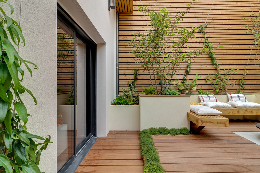 Inspiration pour une terrasse design avec une cuisine d'été, une cour et une extension de toiture.