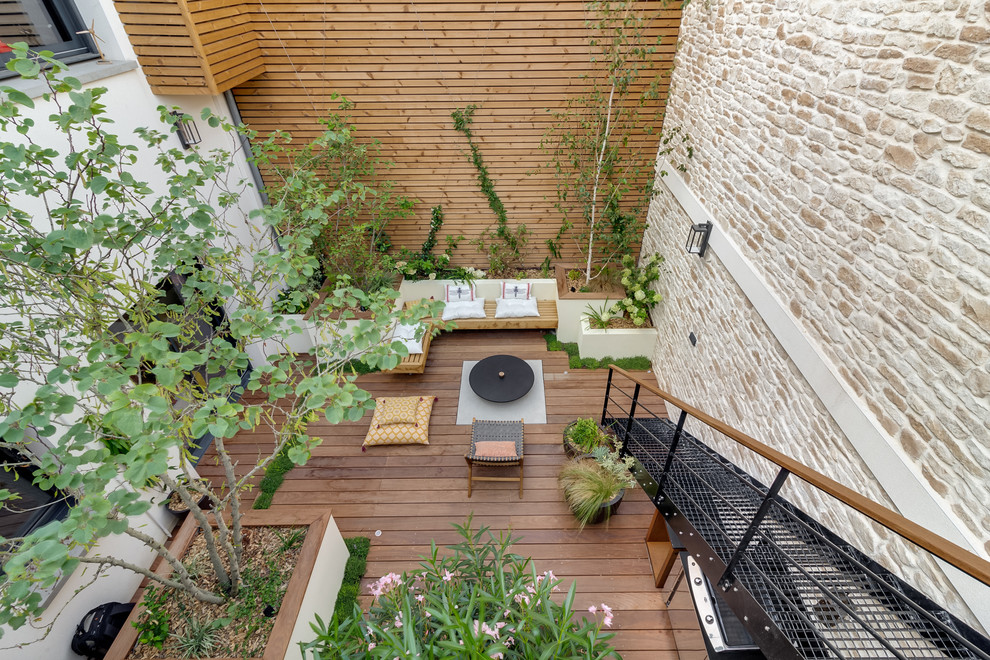Свежая идея для дизайна: большой двор на внутреннем дворе в современном стиле с летней кухней, настилом и навесом - отличное фото интерьера