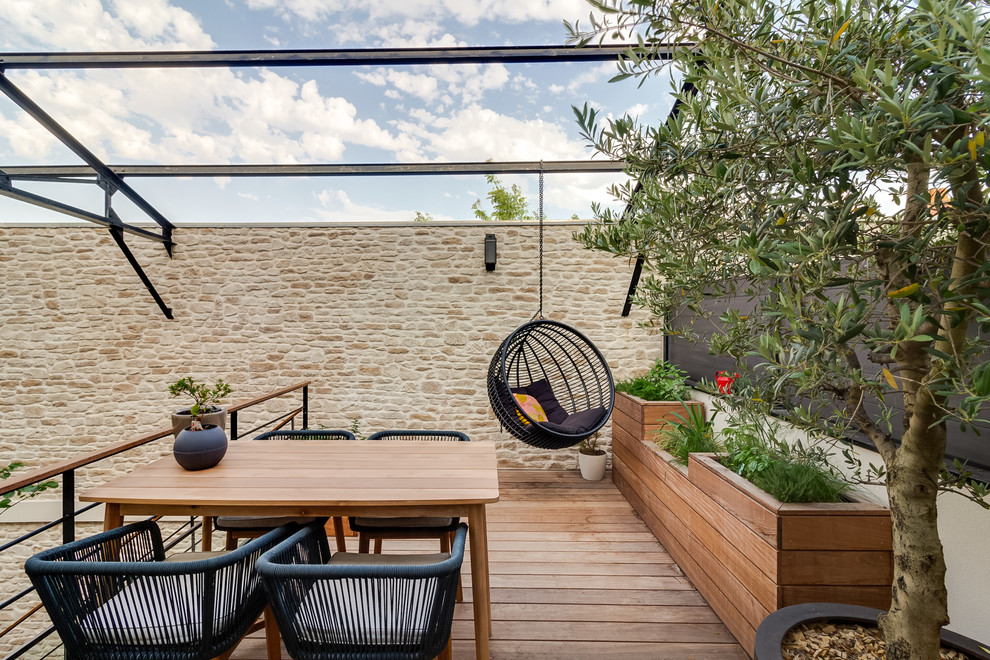 Idee per una grande terrazza contemporanea sul tetto e sul tetto con un giardino in vaso