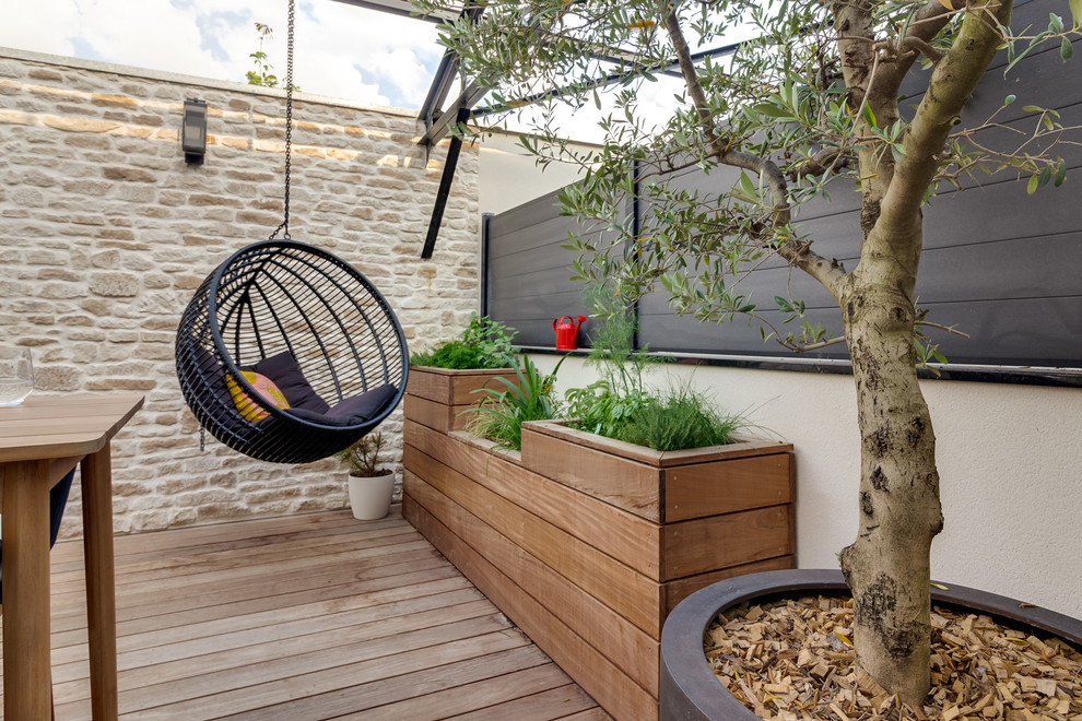 Idée de décoration pour une terrasse design avec une cuisine d'été, une cour et une extension de toiture.