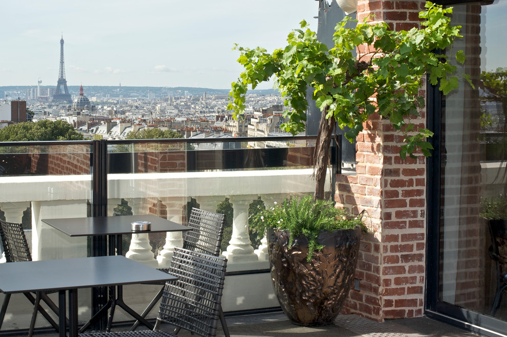 Un roof top d'hôtel à Montmartre Contemporary Patio Paris by NOLIN & GILLOT créateurs de