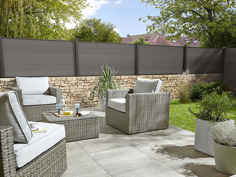 Un Salon De Jardin Modulable Pour Recevoir Selon Ses Envies Modern Patio Lille By Castorama