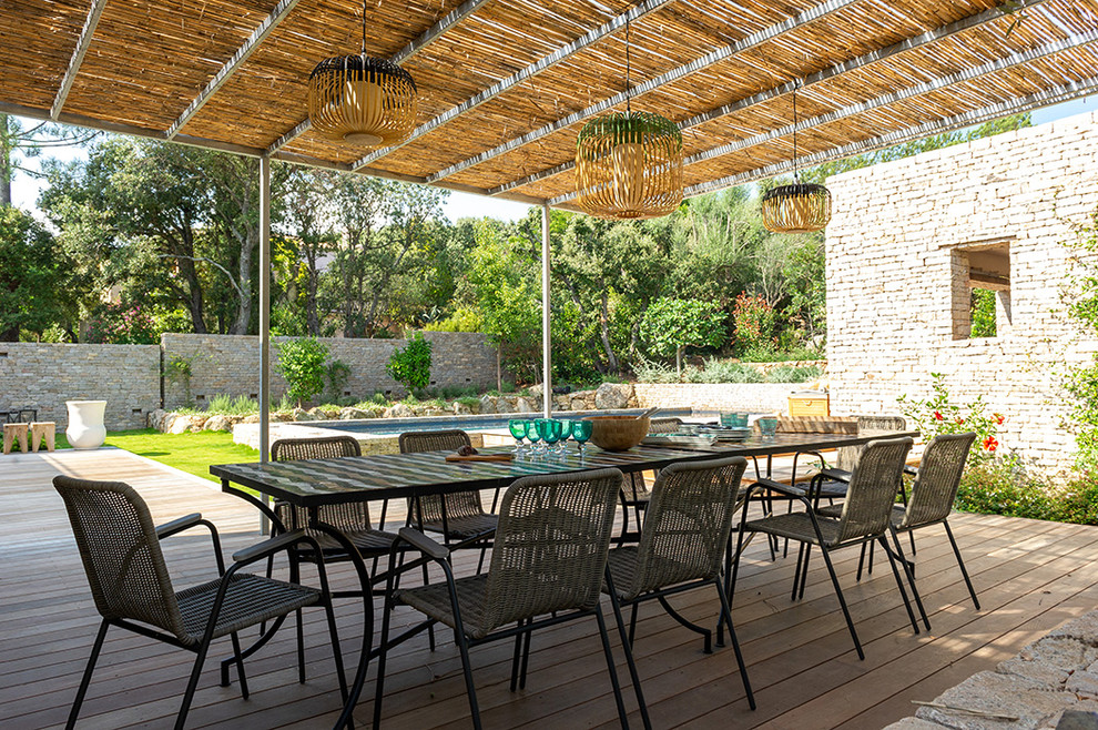 Diseño de terraza ecléctica grande en patio trasero con cocina exterior y pérgola