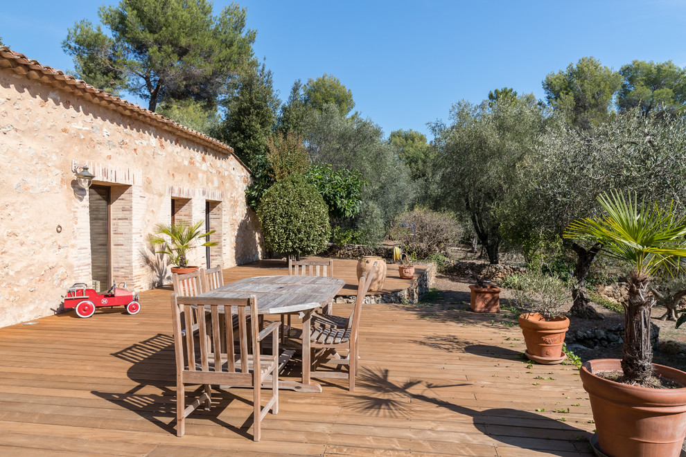 Foto de terraza mediterránea sin cubierta en patio trasero con jardín de macetas