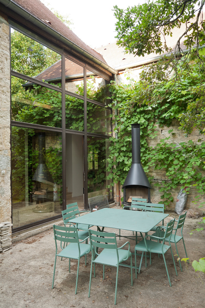 Пример оригинального дизайна: маленький двор на внутреннем дворе в стиле кантри с покрытием из бетонных плит и зоной барбекю без защиты от солнца для на участке и в саду
