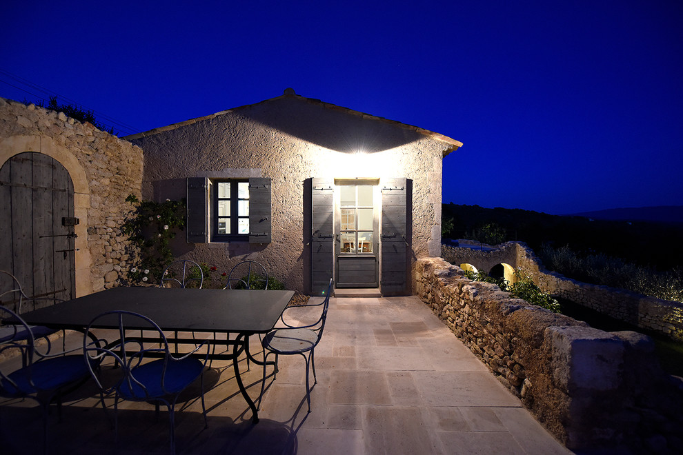 Cette image montre une terrasse méditerranéenne avec des pavés en pierre naturelle.