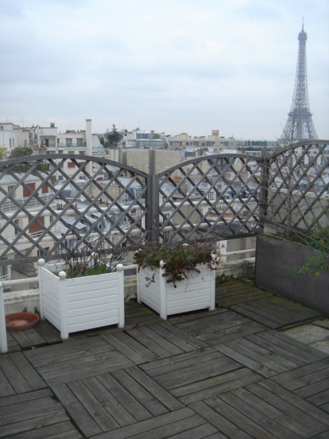 Photo of a contemporary terrace in Paris.