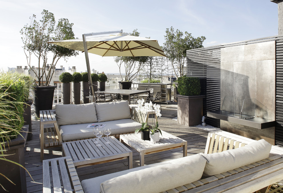 Photo of a large contemporary roof rooftop terrace in Paris with a fire feature.