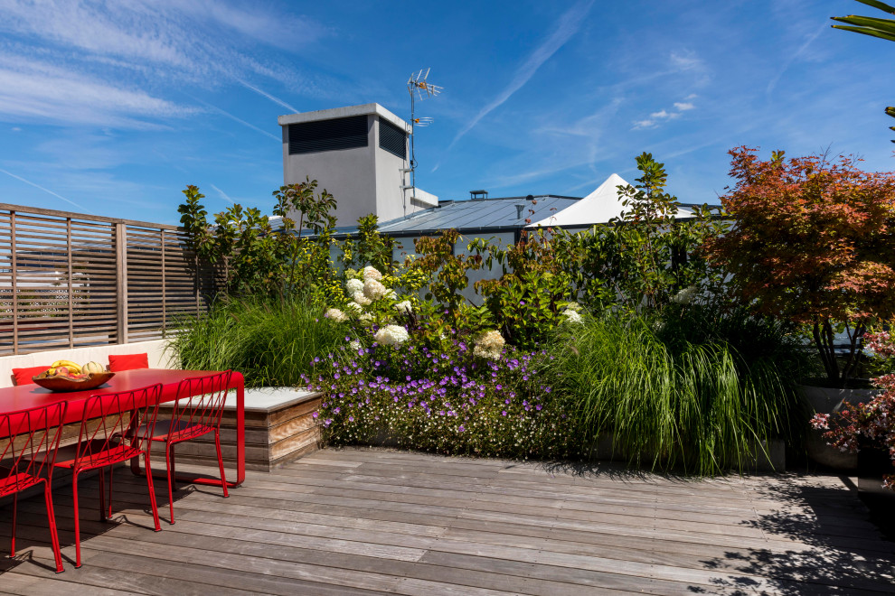 Deck - mid-sized contemporary rooftop rooftop privacy deck idea in Paris