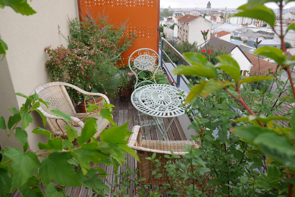 Cette image montre une terrasse avec des plantes en pots de taille moyenne avec une pergola.