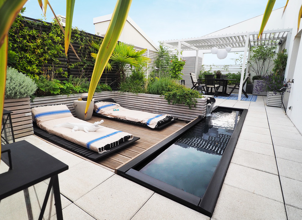 Mittelgroße Moderne Terrasse mit Wasserspiel in Paris