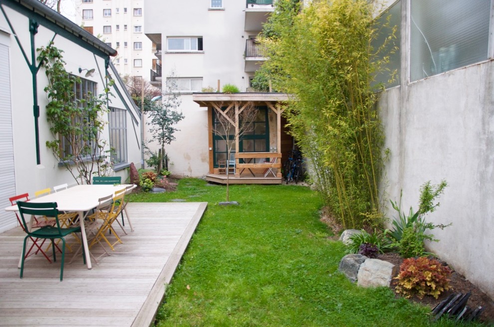 パリにあるコンテンポラリースタイルのおしゃれな裏庭のデッキの写真