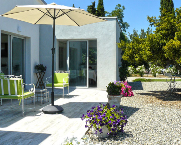 Inspiration for a contemporary patio in Corsica.
