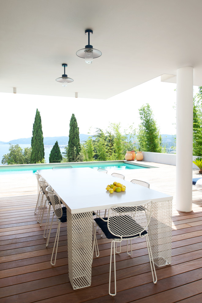 Ejemplo de terraza contemporánea en anexo de casas