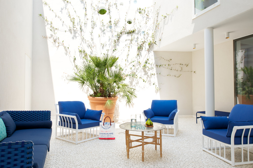 Großer, Unbedeckter Moderner Patio im Innenhof mit Kübelpflanzen in Lyon