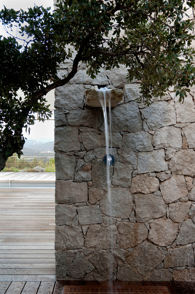 Inspiration pour une terrasse avec une douche extérieure traditionnelle.