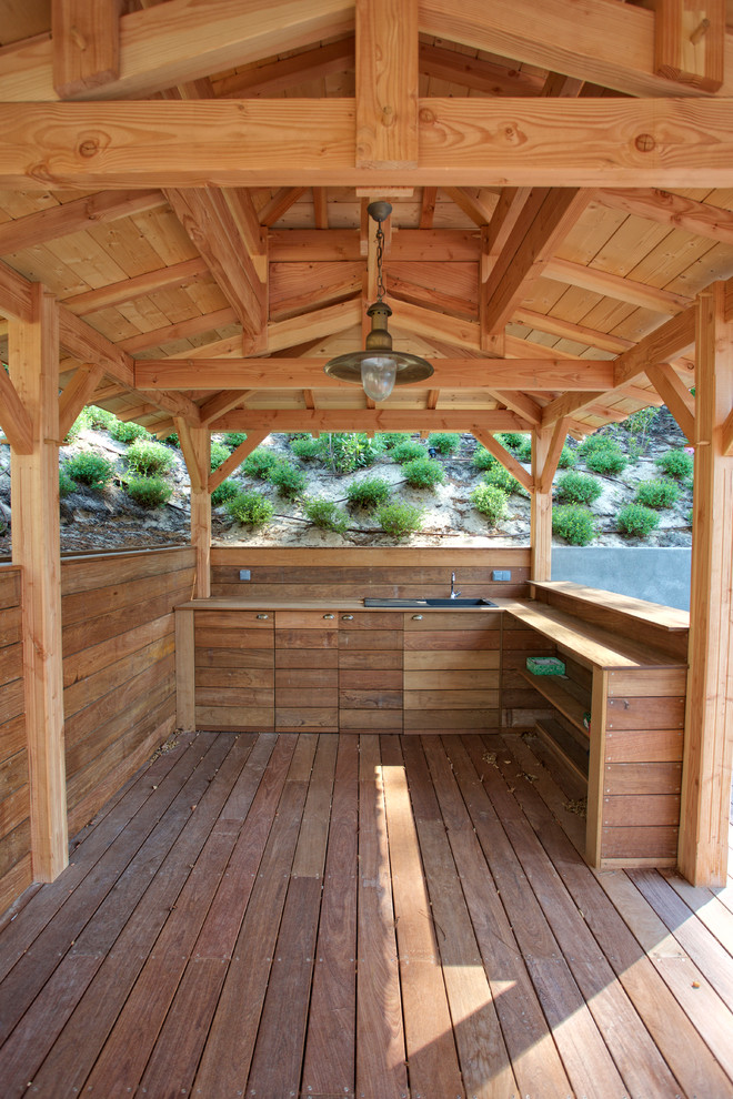 Idée de décoration pour une terrasse en bois design de taille moyenne avec une cuisine d'été et un gazebo ou pavillon.