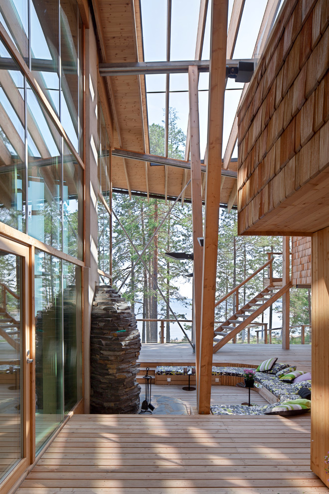 Cette photo montre une terrasse arrière scandinave avec une extension de toiture.