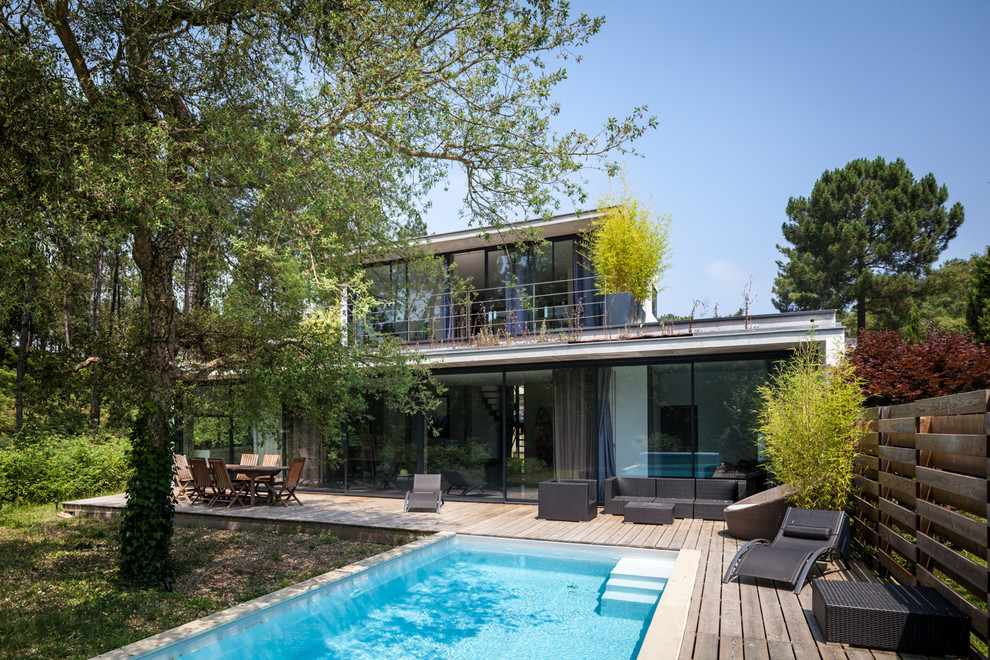Design ideas for a medium sized modern terrace in Paris.