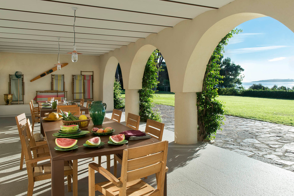 Cette photo montre une terrasse méditerranéenne avec des pavés en pierre naturelle et un gazebo ou pavillon.