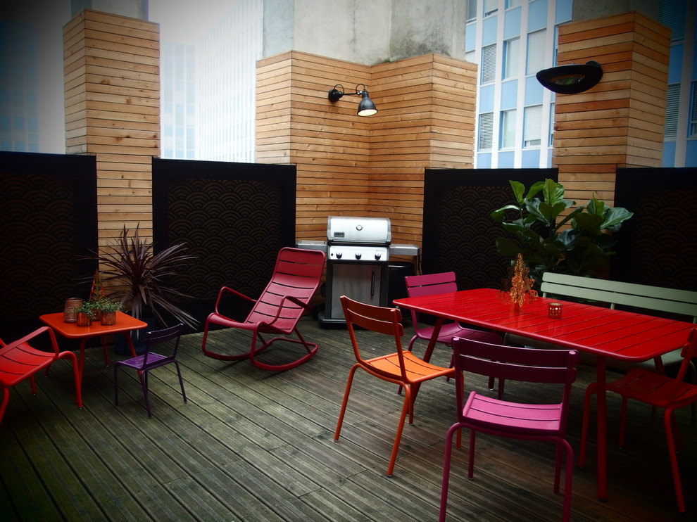 This is an example of a small world-inspired courtyard patio in Nantes with a potted garden, decking and no cover.