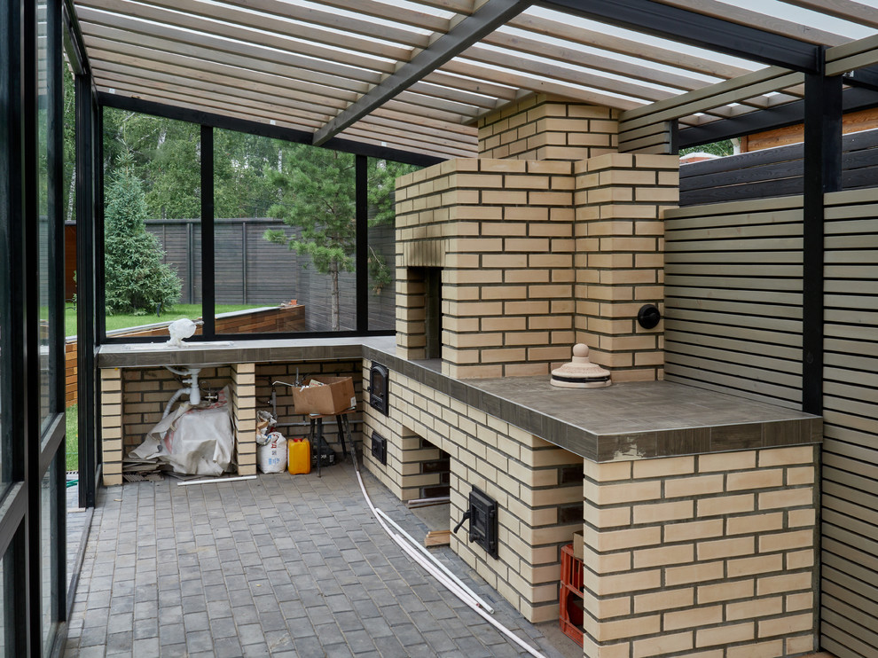 Идея дизайна: пергола на террасе среднего размера на заднем дворе в стиле модернизм с летней кухней
