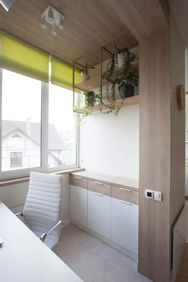Idéer för små minimalistiska uterum, med klinkergolv i keramik och tak