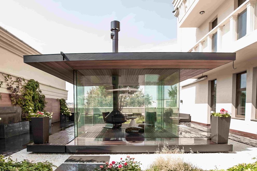 Aménagement d'un toit terrasse sur le toit contemporain avec un point d'eau et une extension de toiture.